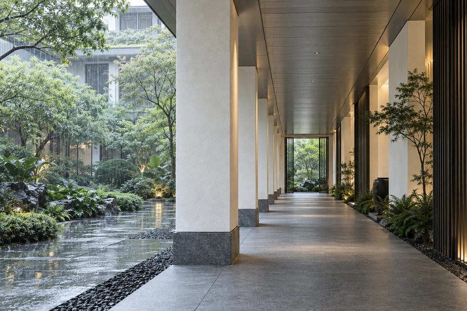 灵感图景：雨天沿住宅底层柱廊归家，连续白柱与细银天花带形成纵深。